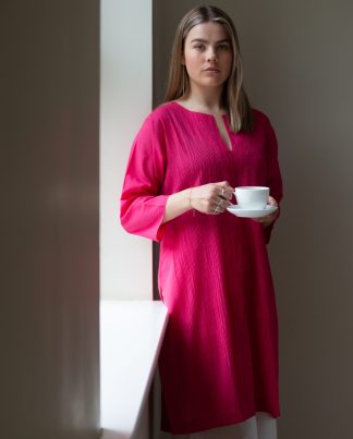 100% cotton ladies kurta. Full pin tucking on front. Knee length with side split and simple neckline. Vibrant pink.